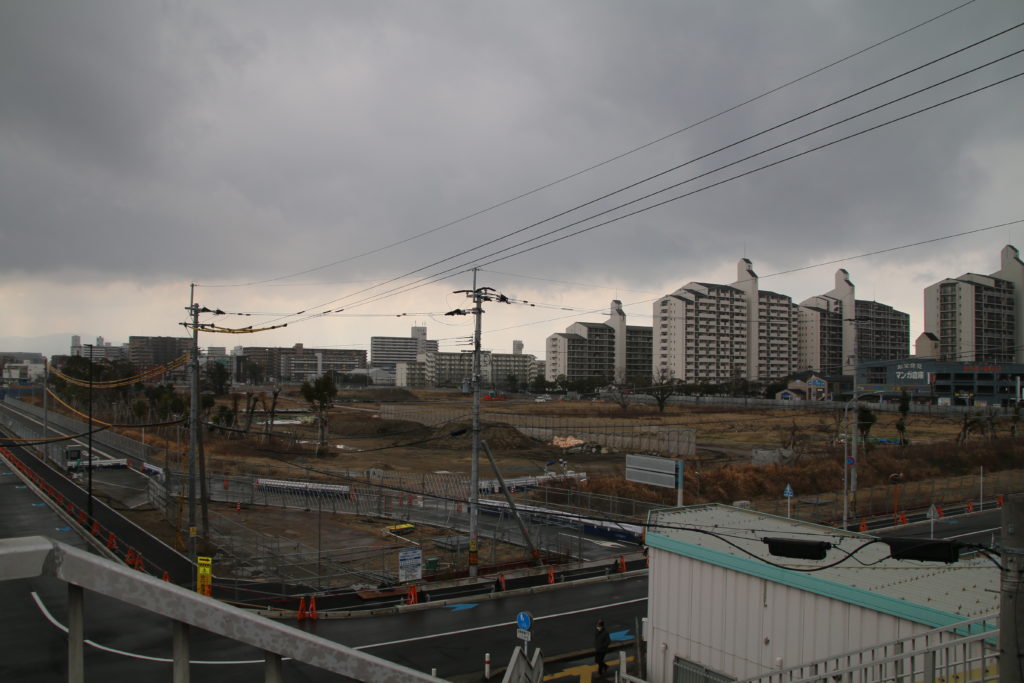 貝塚駅から旧九大文系キャンパス、グラウンド方面を望む（2023年2月撮影）