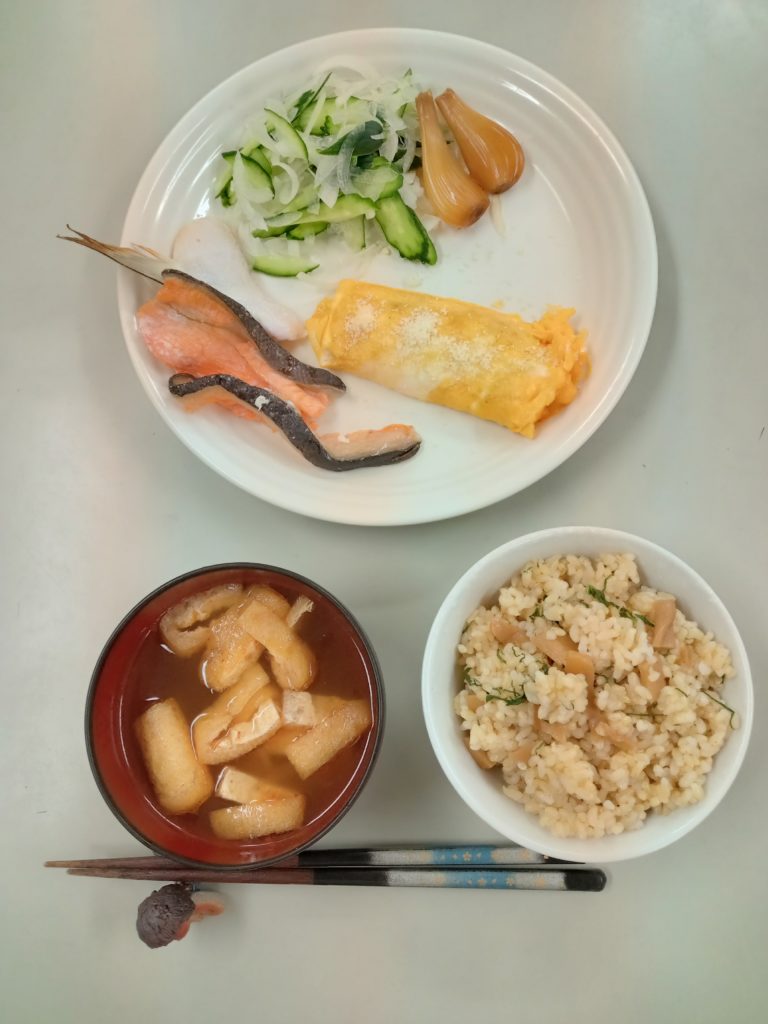 玉ねぎとじゃがいものオムレツ、サケの塩焼き、サラダ、キムチスープ、メンマご飯