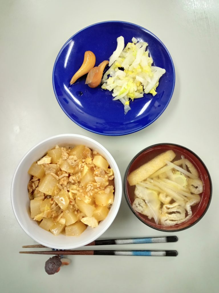 麻婆大根丼、ラッキョウ、白菜のサラダ、お味噌汁