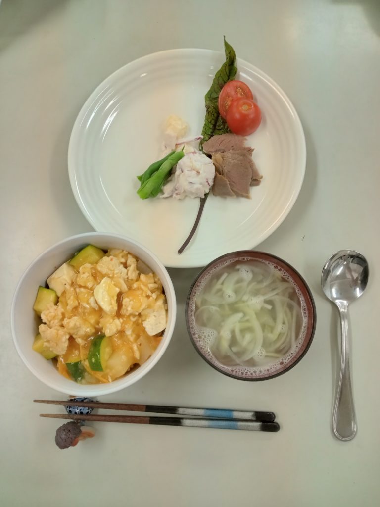 麻婆豆腐ー大根ーズッキーニ丼、鹿肩肉のグリル、ポテトサラダ、鶏がらスープ