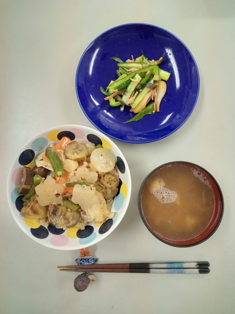 麻婆野菜丼、夏野菜の浅漬け、鶏がらスープ