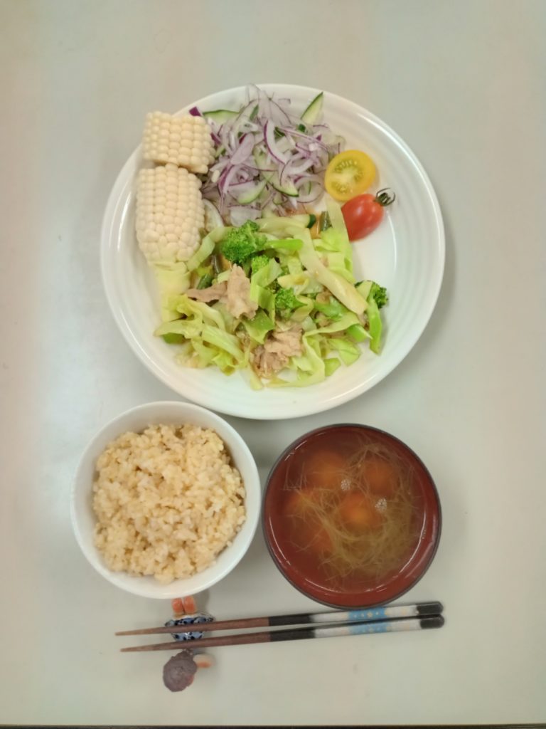 肉野菜炒め、白いトウモロコシ、サラダ、コンソメスープ、ご飯