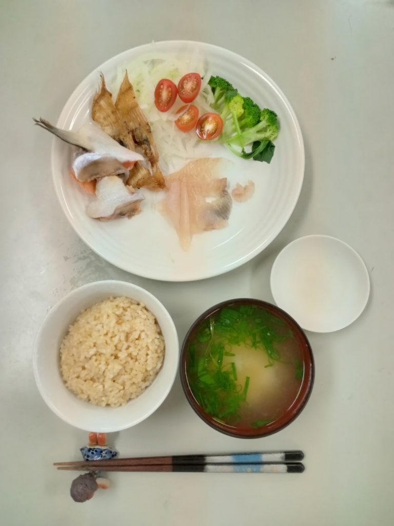 メイタガレイの刺身と骨せんべい、サケの塩焼き、サラダ、お味噌汁、ご飯