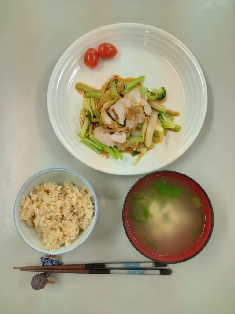 焼き豚と野菜炒め、トマト、鶏がらスープ、ご飯（写真にないけどサケのアラ焼き）