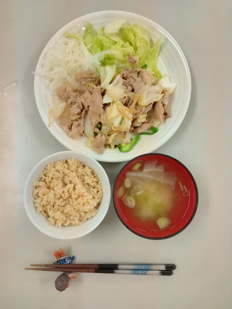 肉野菜炒め、サラダ、お味噌汁、ご飯