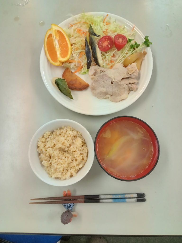 豚肉の生姜焼き、さつま揚げ、水茄子ぬか漬け、サラダ、中華風スープ、ご飯