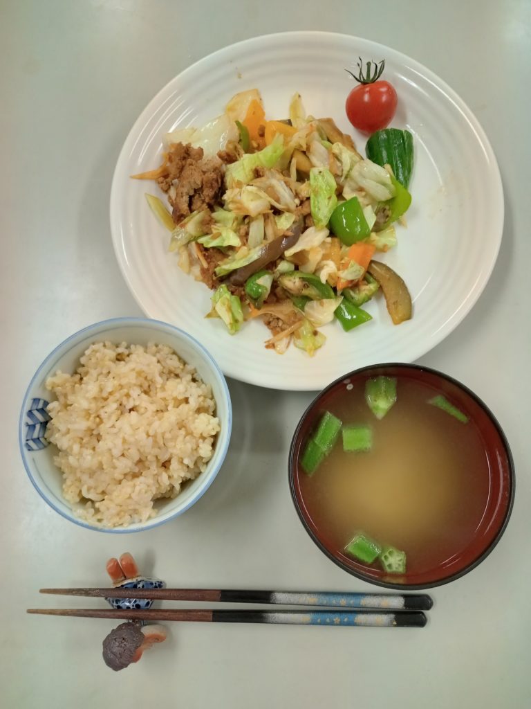 くずしハンバーグと野菜の中華風炒め、お味噌汁、ご飯