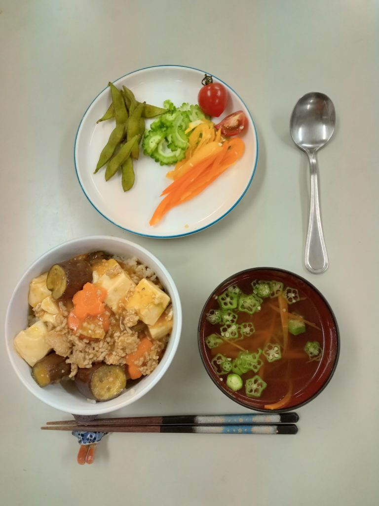 麻婆豆腐ナス丼、サラダ、コンソメスープ