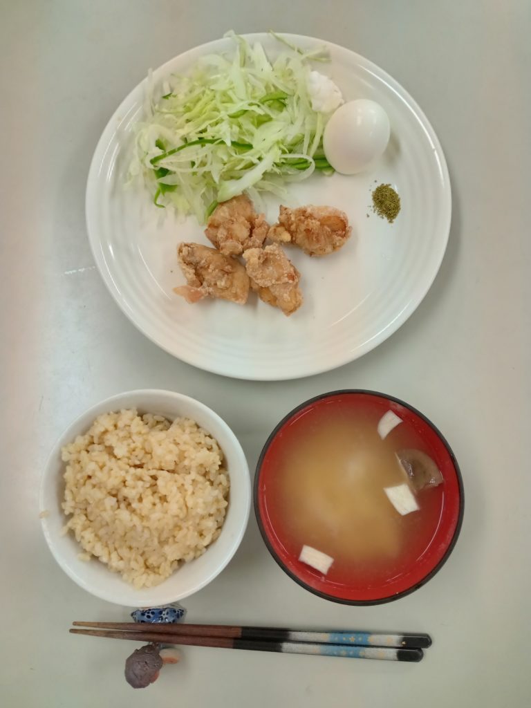 鶏の竜田揚げ、ゆで卵、サラダ、みそ汁、ご飯