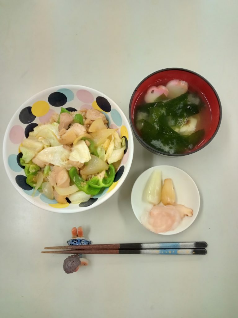 鶏の親丼、お味噌汁、漬物