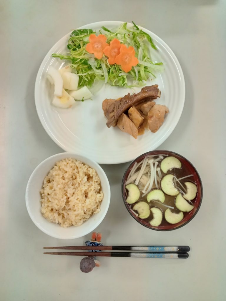 豚のスペアリブと肩肉の中華風、サラダ、お味噌汁、ご飯