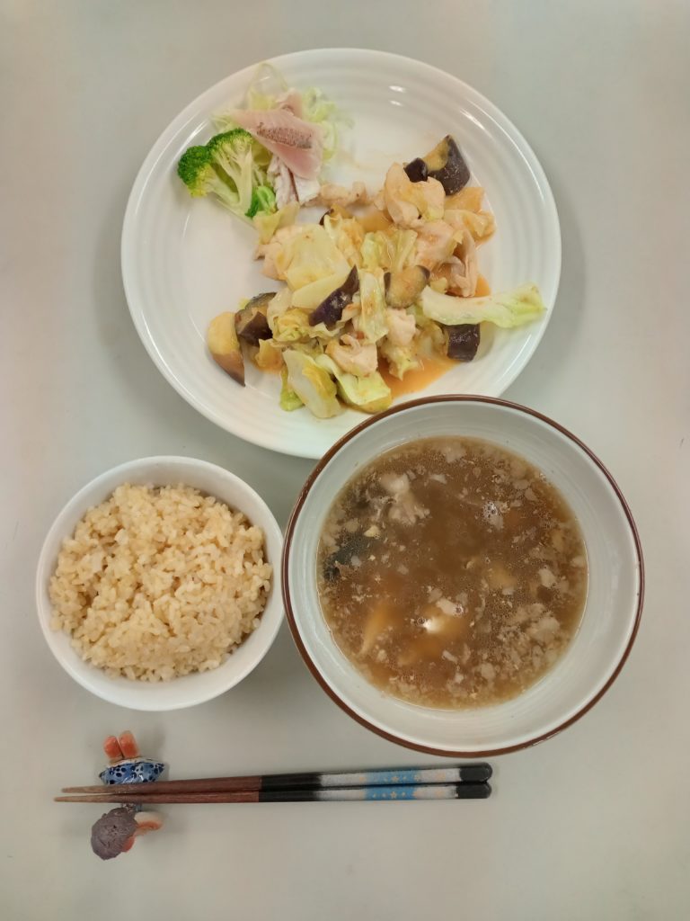 鶏むね肉と野菜の炒め物、サラダ、ブリかぶと出汁のお汁、ご飯