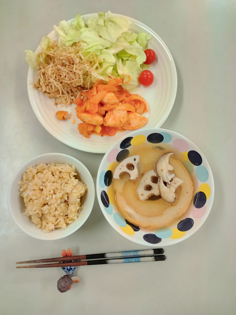 鶏むね肉のトマト風味、キャベツと切り干し大根のサラダ、車麩のお味噌汁、ご飯