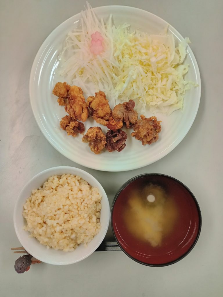 鶏モモと砂肝の竜田揚げ、サラダ、お味噌汁、ご飯