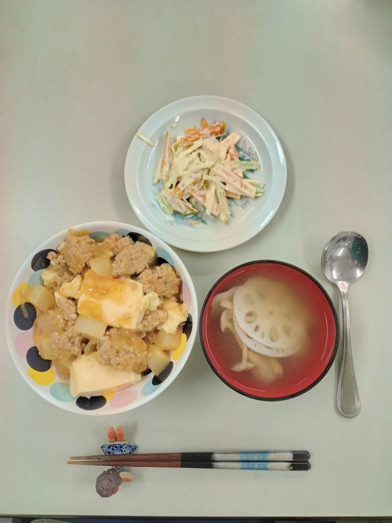 麻婆豆腐大根丼、サラダ、お味噌汁