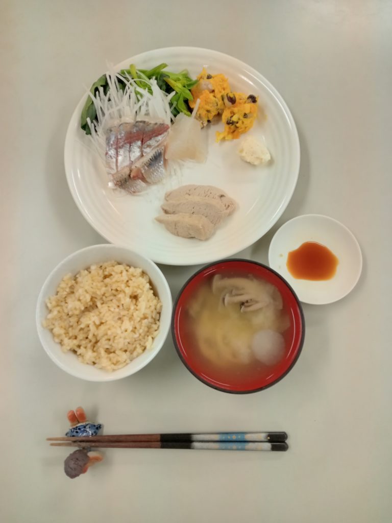 お刺身3種、豚肉の塩ゆで、パンプキンサラダ、ほうれん草のお浸し、お味噌汁、ご飯