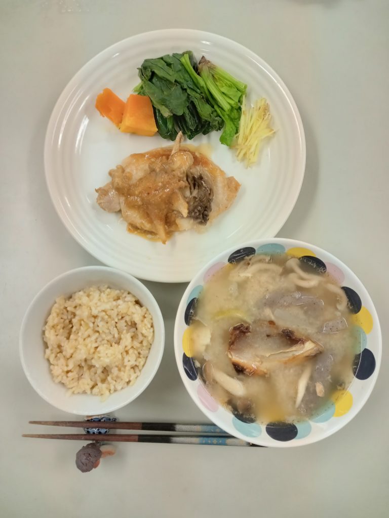 豚肉の酒粕漬け焼き、ほうれん草のお浸し、ブリの粕汁、ご飯