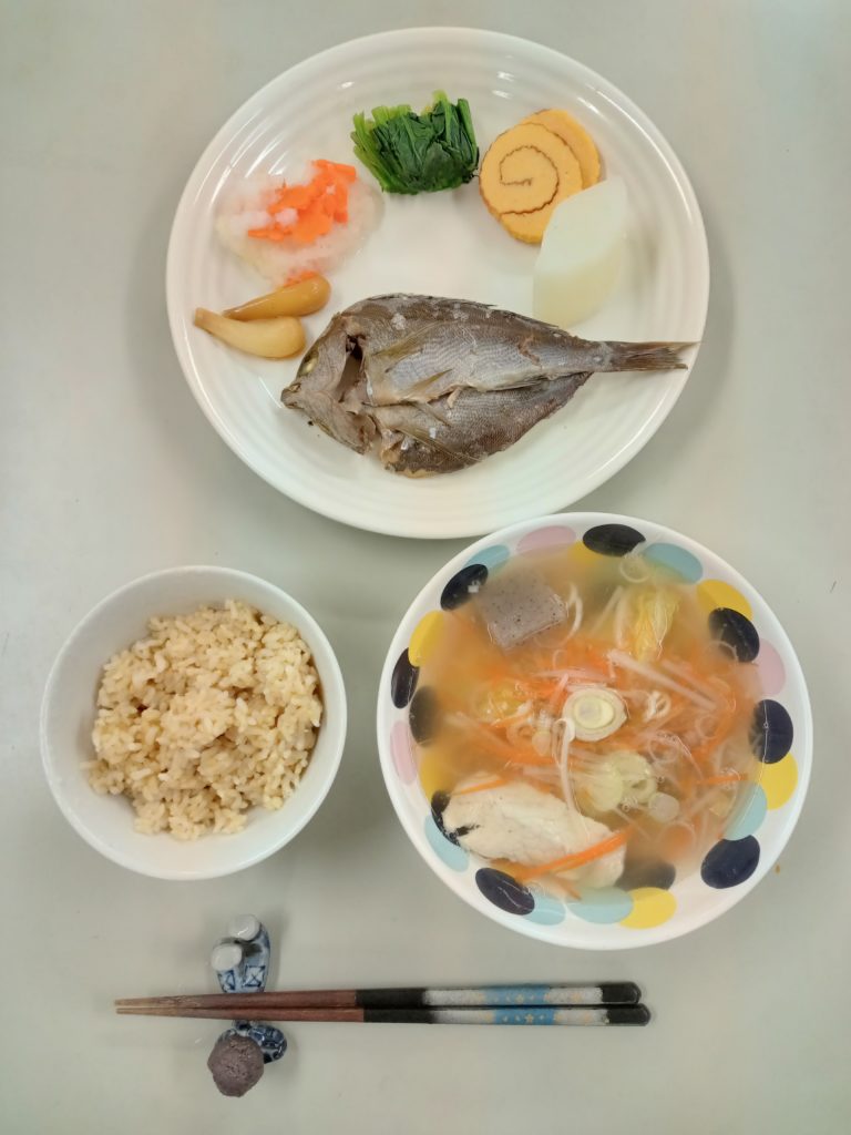 鶏魚の干物、伊達巻、野菜のあしらい、豚汁、ご飯