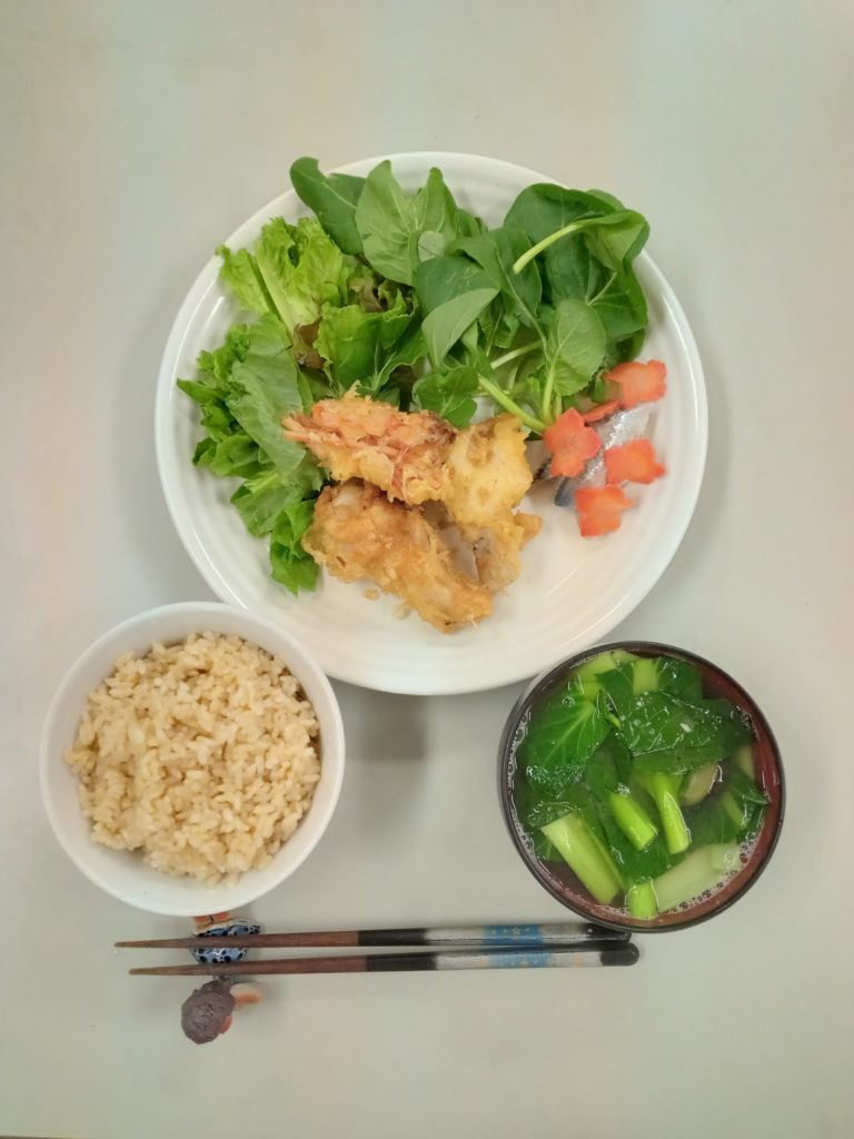 手羽元の天ぷら、人参のかき揚げ、イワシの刺身、サラダ、お味噌汁、ご飯