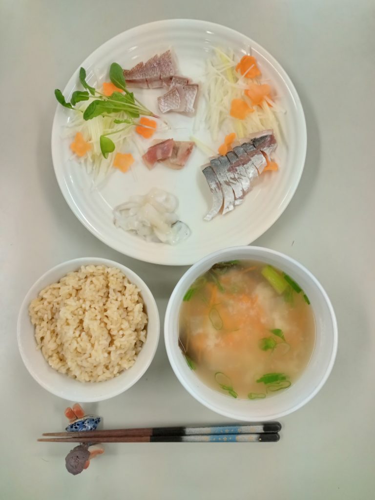 真鯛湯引き、マアジ、スミイカ、バチマグロ刺身、あしらい一式、お味噌汁、ご飯