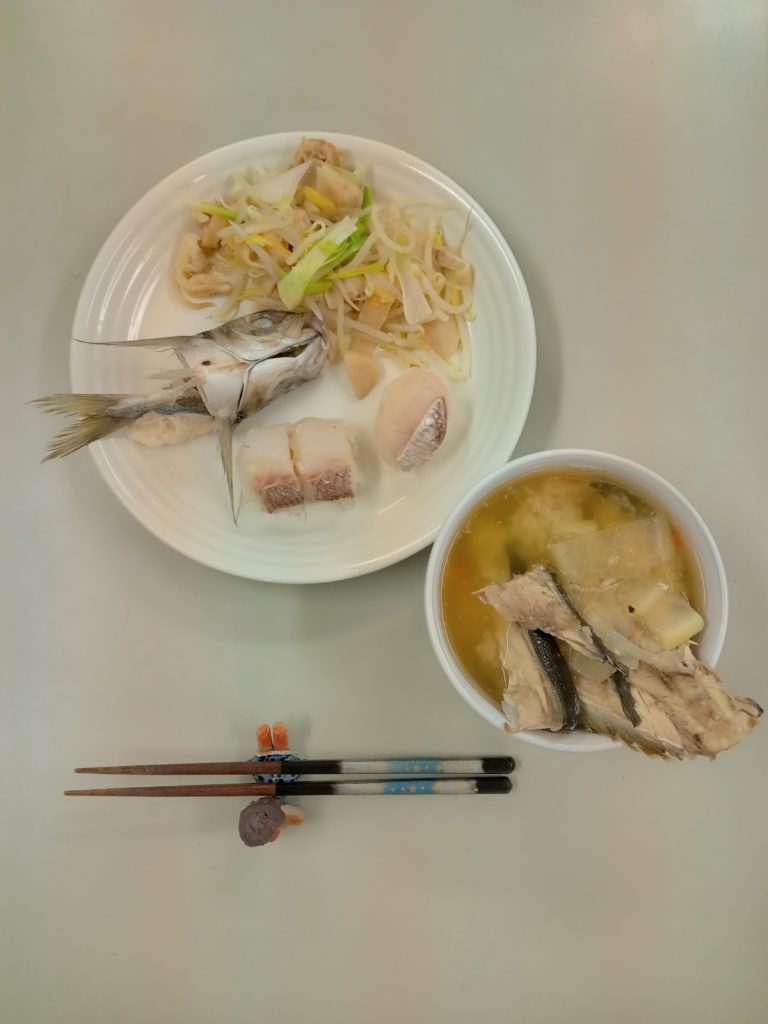 鰺の姿ずし、真鯛の押し寿司風とてまり寿司、鶏皮ともやしのサラダ、ブリあらのお味噌汁