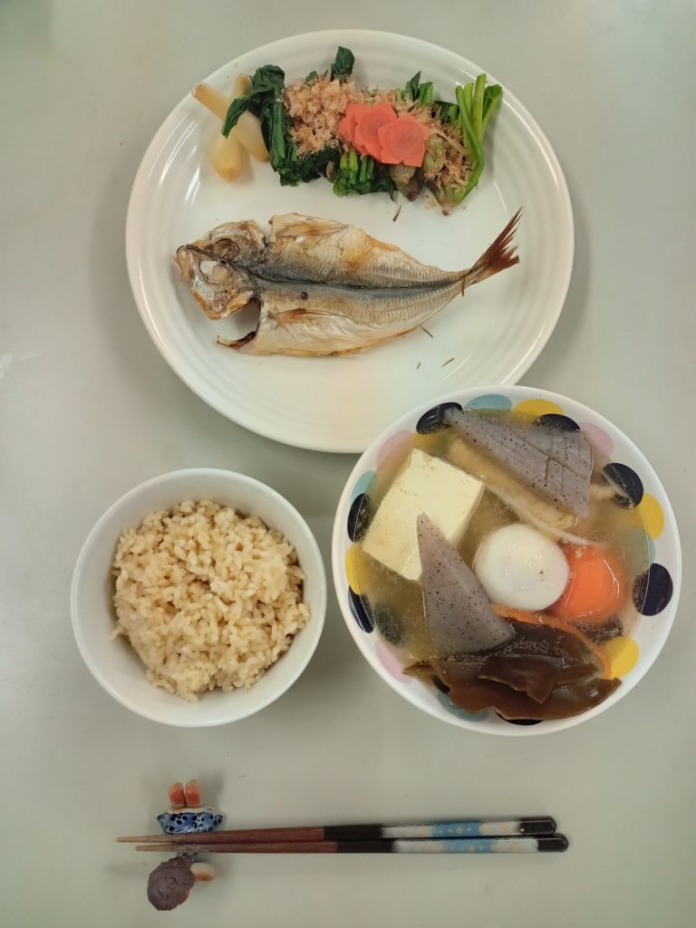 アジの開き、おでん、ほうれん草のお浸し、ご飯