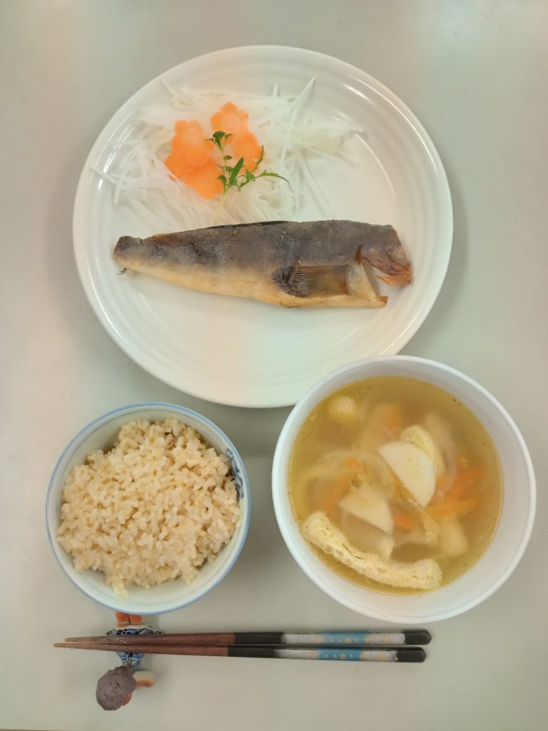 ホッケの干物、サラダ、野菜のスープ、ご飯